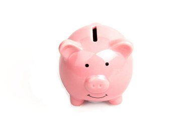 Beyaz arka planda izole edilmiş şirin pembe seramik domuz kumbarası.