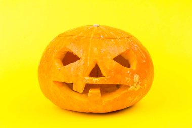 Sarı arka planda parlayan Cadılar Bayramı Balkabağı