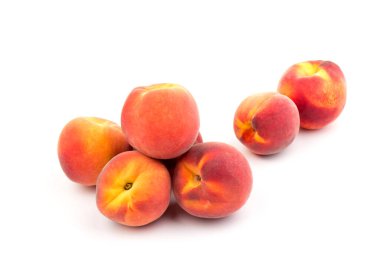 Yaz şeftali arkaplanı. Beyaz arka planda olgun sulu şeftaliler. Boşluğu kopyala. 