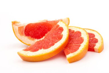 Beyaz zemin üzerinde dilimlenmiş pembe turuncu ya da greyfurt 