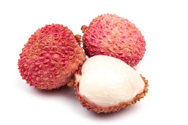 Lezzetli taze liçi beyaz arkaplanda izole edilmiş.