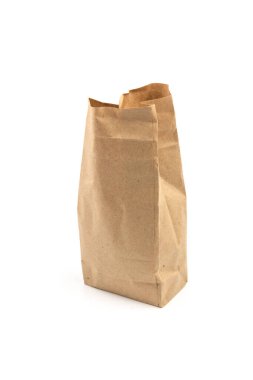 Beyaz zemin üzerinde izole edilmiş kahverengi kraft kağıdı tam kağıt çanta, plastik ambalaj reddedilme konsepti, tasarımcı şablonu, temas kurulamayan ürün teslimatı için ambalaj