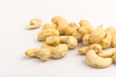 Beyaz arka planda çiğ kaju fıstığı. Kırpma yolu ile paket tasarımı ögesi