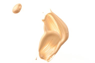 Sıvı bazlı boya darbeleri beyaza izole edilmiş. Kozmetik makyaj vakfı beyaz arka planda izole edilmiş, ton kremi lekeli, kapatıcı. Smar vuruşu.