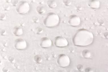 Renkli arka planda bir damla su. Seçici odak.