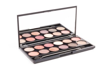 Makyaj ve ofis kıyafet kodu kavramı. Beyaz arkaplan görünümlü bej, gül ve kahverengi tonlu gölgelerin çıplak paleti