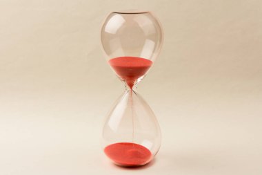 Zaman geçerken kum saatinin sıcak modu. Hayat geçiyor. Hayatın anlamı