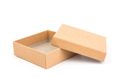 Beyaz arka planda küçük kahverengi karton kutu. Tasarım için model
