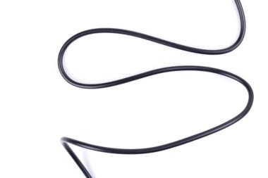 Beyaz arka planda siyah kablo ve adaptör izole edildi. Elektronik Bağlantı. Seçime odaklan. Elektrik kabloları, esnek ağ, endüstriyel enerji kabloları.