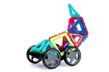 Motor becerilerin, düşüncenin ve hayal gücünün gelişimi için manyetik tasarımcı. Çocukların manyetik tasarımcısının çok renkli parçalarından inşa edilen yapı.