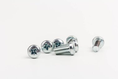 Metal civatalar beyaz arka planda izole edilmiş. Fasteners ekipmanı. Donanım araçları.