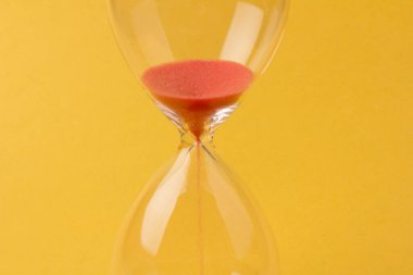 Zaman geçerken kum saatinin sıcak modu. Hayat geçiyor. Hayatın anlamı