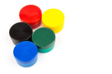 Beyaz arka planda çocukların yaratıcılığı için farklı renkte boyalar bulunan plastik kavanozlar. Çizim için malzemeler, yaratıcılık, erken çocukluk gelişimi.