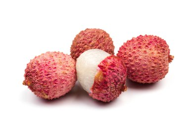 Lezzetli taze liçi beyaz arkaplanda izole edilmiş.