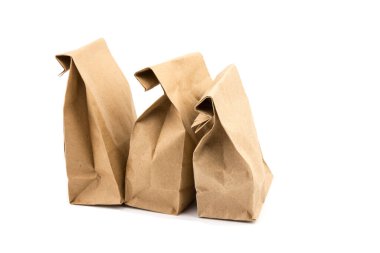 Beyaz zemin üzerinde izole edilmiş kahverengi kraft kağıdı tam kağıt çanta, plastik ambalaj reddedilme konsepti, tasarımcı şablonu, temas kurulamayan ürün teslimatı için ambalaj