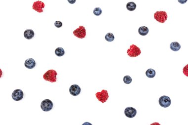 Beyaz arka planda yaban mersini ve ahududu karışımı. en üstteki görünüm