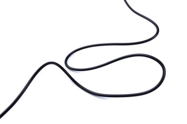 Beyaz arka planda siyah kablo ve adaptör izole edildi. Elektronik Bağlantı. Seçime odaklan. Elektrik kabloları, esnek ağ, endüstriyel enerji kabloları.