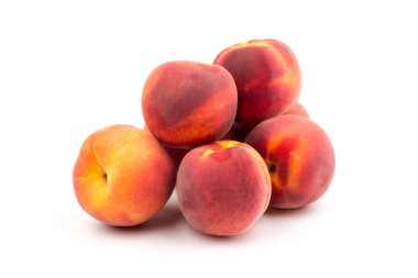 Yaz şeftali arkaplanı. Beyaz arka planda olgun sulu şeftaliler. Boşluğu kopyala. 