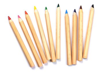 Ahşap renkli sıradan çizim kalemleri beyaz arka planda, yakın plan, üst görünüm