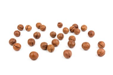 Beyaz izole edilmiş arka planda kesme yolu olan doğal organik fındık. 