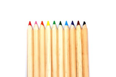 Ahşap renkli sıradan çizim kalemleri beyaz arka planda, yakın plan, üst görünüm