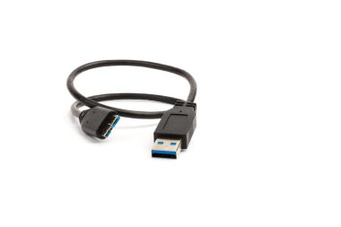 Beyaz arka planda USB kablo ve mini izole edilmiş. Şarj, tıkama, ekipman ve elektrik 