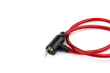 Beyaz arka planda anahtarı olan esnek kırmızı bisiklet kablosu. Bisikletini hacklemekten koruyorum. Güvenlik ve güvenlik kavramı.