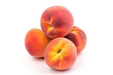 Yaz şeftali arkaplanı. Beyaz arka planda olgun sulu şeftaliler. Boşluğu kopyala. 