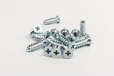 Metal civatalar beyaz arka planda izole edilmiş. Fasteners ekipmanı. Donanım araçları.