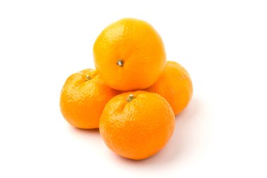 Olgun mandalina turuncuları beyaz arka planda izole edilmiş mandalina portakalı. 