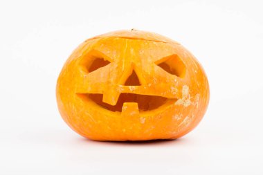 Beyaz arkaplanda parlayan Cadılar Bayramı Balkabağı