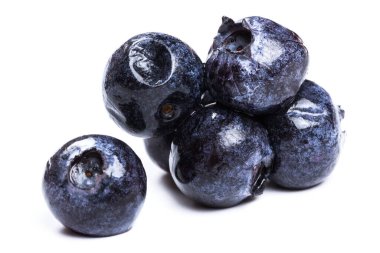 Güzel bir avuç buzlu yaban mersini yakın plan, beyaz arka planda izole edilmiş.