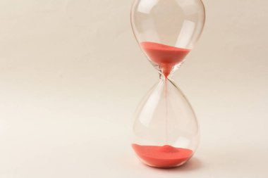 Zaman geçerken kum saatinin sıcak modu. Hayat geçiyor. Hayatın anlamı