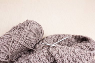 Ahşap arka planda koyu gri yün iplikler. Doğal yün örgü arka planı