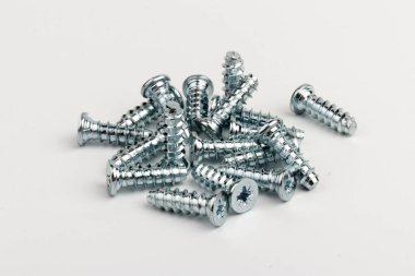 Metal civatalar beyaz arka planda izole edilmiş. Fasteners ekipmanı. Donanım araçları.
