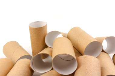 Boş tuvalet kağıdı ruloları ve beyaz arkaplandaki metin için boşluk