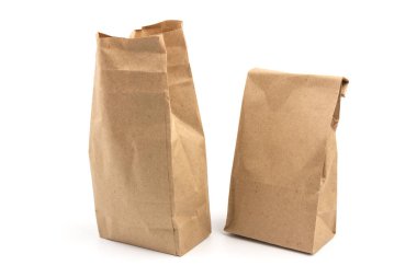 Beyaz zemin üzerinde izole edilmiş kahverengi kraft kağıdı tam kağıt çanta, plastik ambalaj reddedilme konsepti, tasarımcı şablonu, temas kurulamayan ürün teslimatı için ambalaj