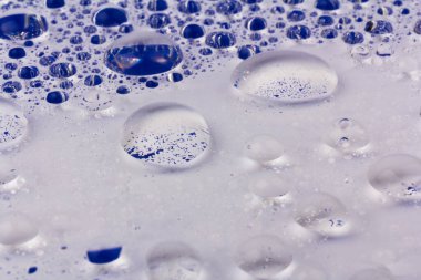 Renkli arka planda bir damla su. Seçici odak.