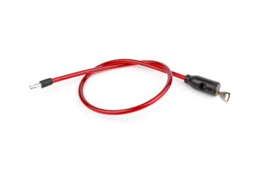 Beyaz arka planda anahtarı olan esnek kırmızı bisiklet kablosu. Bisikletini hacklemekten koruyorum. Güvenlik ve güvenlik kavramı.