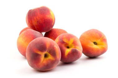 Yaz şeftali arkaplanı. Beyaz arka planda olgun sulu şeftaliler. Boşluğu kopyala. 