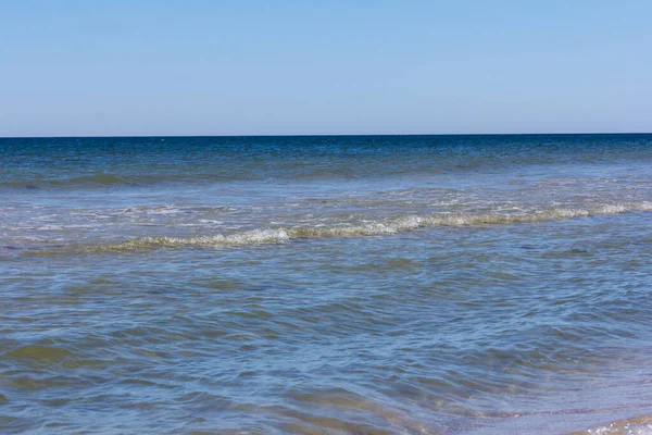 Kumsalda köpük salla. Geçmişe odaklan. Tatil kavramı.