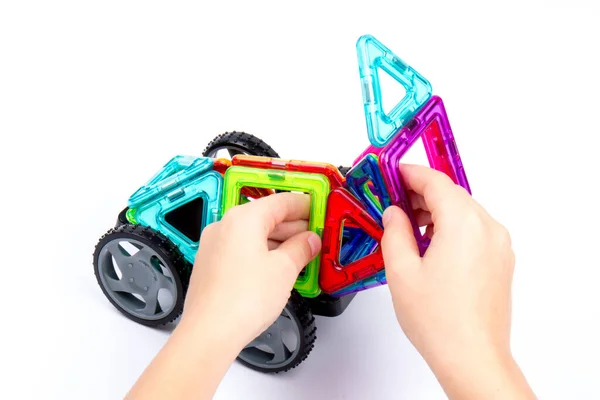 Motor becerilerin, düşüncenin ve hayal gücünün gelişimi için manyetik tasarımcı. Çocukların manyetik tasarımcısının çok renkli parçalarından inşa edilen yapı.