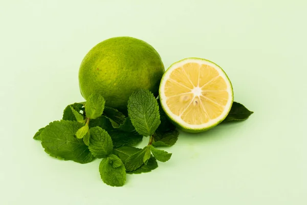 Limão Com Folhas Hortelã Isolado Fundo Verde Claro Alimentos Saudáveis — Fotografia de Stock