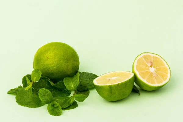 Limão Com Folhas Hortelã Isolado Fundo Verde Claro Alimentos Saudáveis — Fotografia de Stock