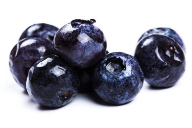 Güzel bir avuç buzlu yaban mersini yakın plan, beyaz arka planda izole edilmiş.