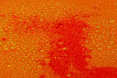 Renkli arka planda bir damla su. Seçici odak.