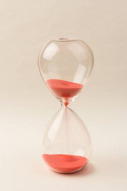 Zaman geçerken kum saatinin sıcak modu. Hayat geçiyor. Hayatın anlamı