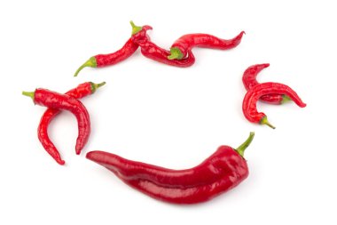 Beyaz arkaplanda sıcak kırmızı biber veya kırmızı biber izole edilmiş..