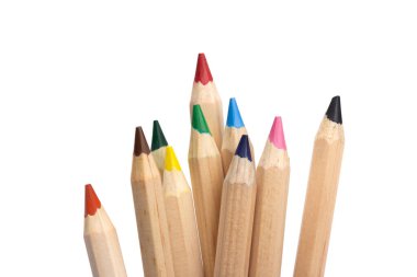 Çizim için çok renkli ahşap sıradan kalemler, yakın plan beyaz arka planda bir deste içinde toplanmış.