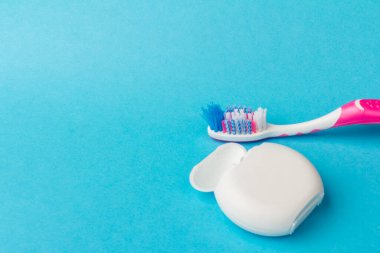 Ağız temizliği için diş ipi dağıtıcısı. Diş temizleme aracı arkaplan resmi.